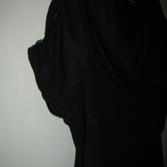 REALLY UNIQUE SOFT SWEATER - BUTTONS ON SHORT CAP-LIKE SLEEVES - RUCHED ON SIDES - Picture 2 of 4